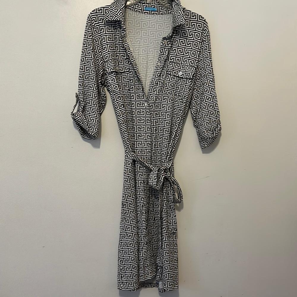 J. McLaughlin size Large Catalina cloth wrap dress in black & white pattern